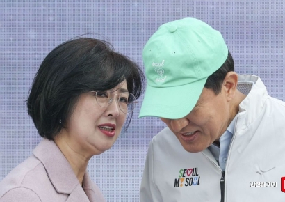 [포토] 의견 나누는 오세훈 서울시장-옥재은 서울시의회 의원