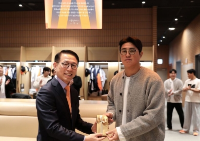김승연 한화그룹 회장, 한화이글스 준우승 축하 오렌지폰 선물