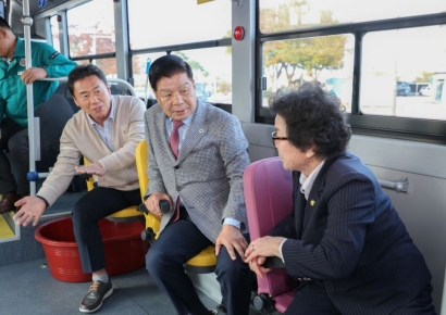 "교통약자 이동 편의 증진" … 고성군, 전기 저상버스 시승 행사 열어