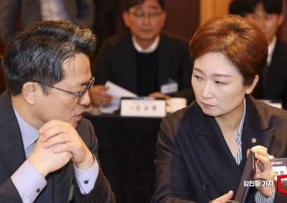 [포토] 의견 나누는 문신학 산업부 1차관-이언주 민주당 최고위원