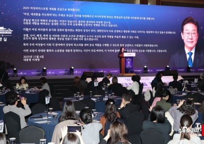 [포토] 강유정 대변인, 대통령 서면 축사 대독