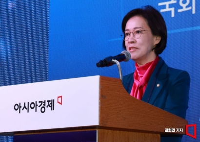 [포토] 2025 여성리더스포럼 축사하는 이인선 위원장