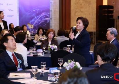 [포토] 여성리더스포럼 격려사하는 정춘생 의원