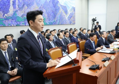 대통령실 국감 시작부터 파행…與 "주진우 이해충돌" 野 "입틀막"