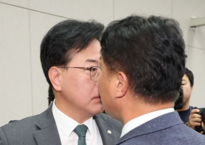 대통령실 국감서 '배치기' 충돌…송언석·이기헌 "내가 피해자"