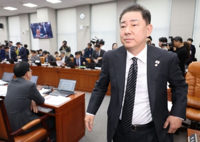 "김현지가 김병기보다 위" 주진우 발언에 대통령실 국감 또 파행