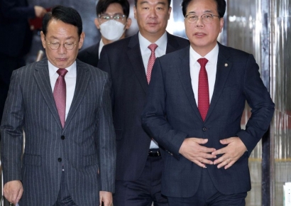 [포토] 원내대책회의 참석하는 송언석