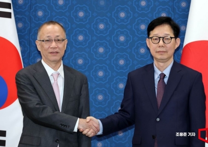 [Photo] Vice Ministers of Korea and Japan Shake Hands at Vice Ministerial Strategic Dialogue