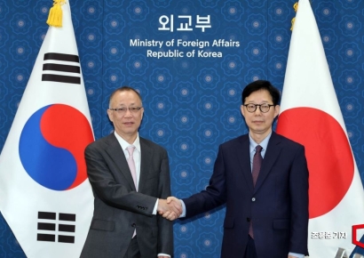 [Photo] Korea-Japan Vice Ministers Shake Hands