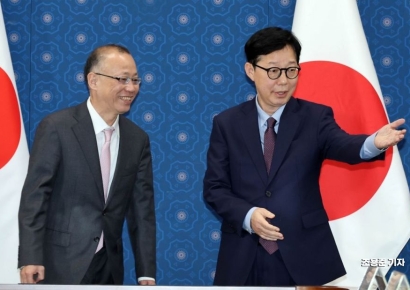 [Photo] Park Yunju, First Vice Minister of Foreign Affairs, Invites to Take a Seat