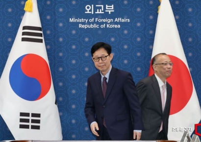 [Photo] Korea-Japan Vice Ministers Head to Their Seats