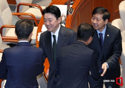 [포토] 의원들과 인사하는 강훈식-구윤철