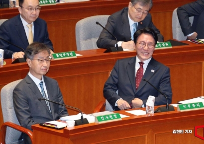 [포토] 국회 예결위 참석하는 김민석 총리