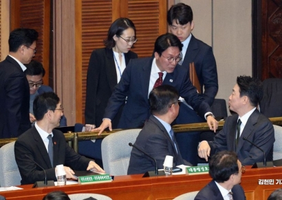 [포토] 강훈식 비서실장과 대화하는 김민석 총리
