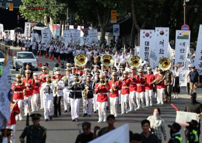 "韓 군악대, 日 자위대 축제 참가 보류"…'독도 비행' 트집에 맞불