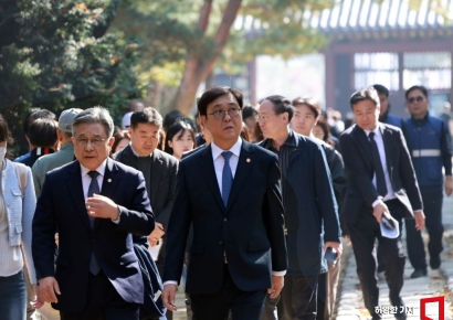 [포토] 종묘 방문한 문체부 장관