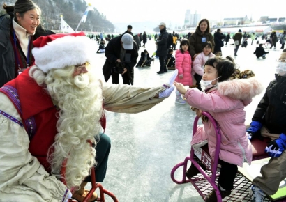 Elementary School Teacher Tells Students "Santa Is Not Real"... Uproar Over Shattered Childhood Innocence