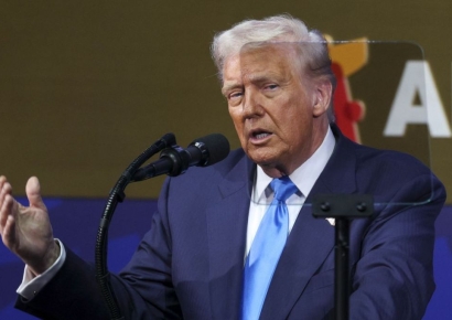 Trump Orders Investigation of Senior Democrats Amid Pressure to Release 'Epstein Documents'
