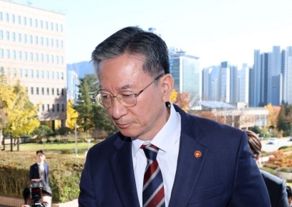 [포토] 법무부 청사 들어서는 정성호 장관