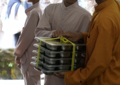 "밥에 유리, 반찬에 구더기" 정부 무상급식 때문?…수천명 식중독에 난리난 인니