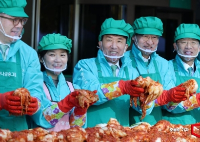 [포토] 사랑의 김장 나눔 하는 함영주 회장