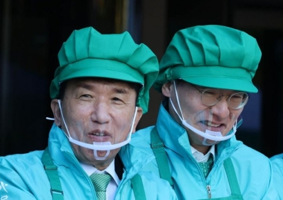 [포토] 김장하는 함영주 하나금융지주 회장