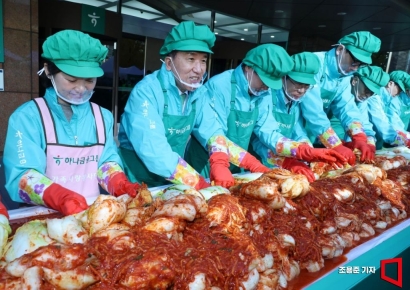 [포토] 김장하는 함영주 하나금융지주 회장