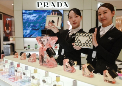 "지갑은 얇아도 코 끝은 호강한다"… 연말 '향수 기프트' 인기
