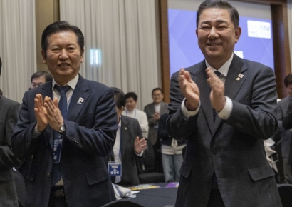 與, 지역위원장 워크숍서 지선 승리 다짐…정청래 "단결, 단결, 단결"
