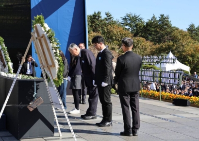 이중근 부영 회장, 유엔 참전용사 추모식 국민대표 헌화