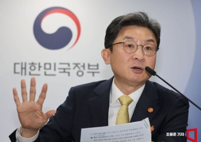 [Photo] Vice Chairman Lee Eogweon Speaks on Financial Issues