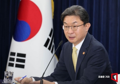 [Q&A] Lee Eogweon: "Increase in Unsecured Loans... Not Enough to Threaten Financial Soundness"