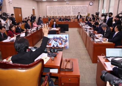 법사위, 與주도 檢특활비 40억 삭감…野 "조폭같은 일"