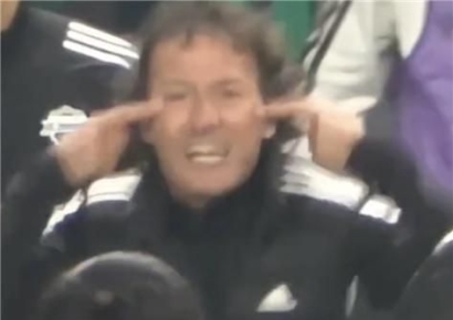 "Racism" vs. "Did You Not See It?": Jeonbuk Coach's Hand Gesture Sparks Controversy