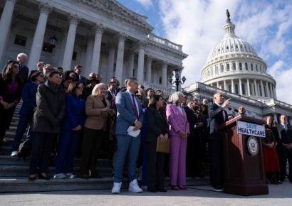 US ‘Longest-Ever’ Shutdown Ends After 43 Days... Trump Claims $1.5 Trillion Loss