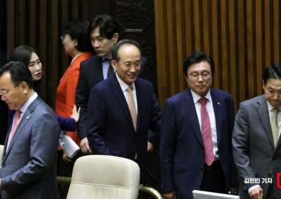 [포토] 본회의장 들어서는 추경호