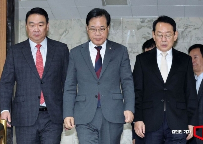 [포토] 원내대책회의 참석하는 송언석