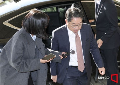 [포토] 대답 없는 노만석 검찰총장 권한대행