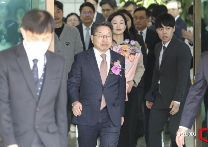 [포토] 퇴임식 마친 뒤 대검청사 나서는 노만석 직무대행