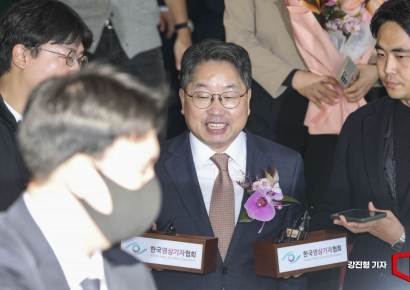 [포토] 환하게 웃는 노만석 검찰총장 직무대행