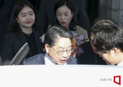 [포토] 취재진 질문에 답하는 노만석 검찰총장 직무대행