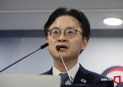 "On a Tilted Playing Field, My Heart Felt Parched"... Minister Kim Jeong-Kwan Reveals Behind-the-Scenes of US-Korea Tariff Negotiations