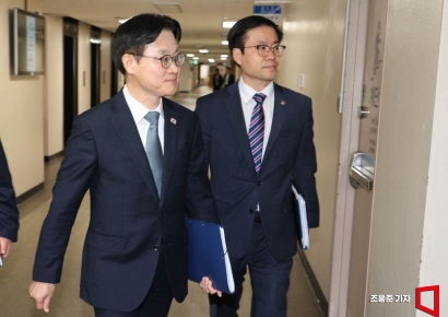 [포토] 브리핑장 입장하는 김정관 장관, 여한구 본부장