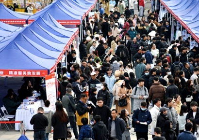 "1400원으로 두 끼 해결, 2억7000만원 모아"…지갑 동여맨 中 청년들