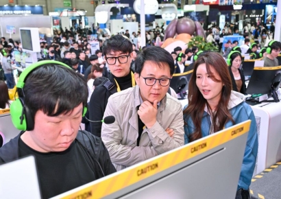 Netmarble Chairman Bang Junhyuk Visits G-Star: "Direct Communication with Users Is the Starting Point of Innovation"