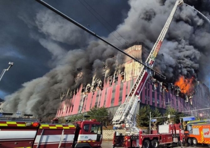 Fire at E-Land Fashion Logistics Center in Cheonan... Level 2 Response Issued, Firefighting Underway (Comprehensive)
