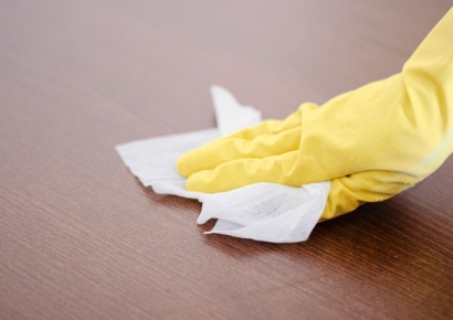 밥 먹기 전 물티슈로 식탁 '슥슥'…위생적인 줄 알았는데 '반전' 숨어있었다