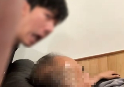 찜질방서 쿨쿨 잘 자는 손님 귀에 '악!' 고성…엽기 행각 BJ에 벌금형