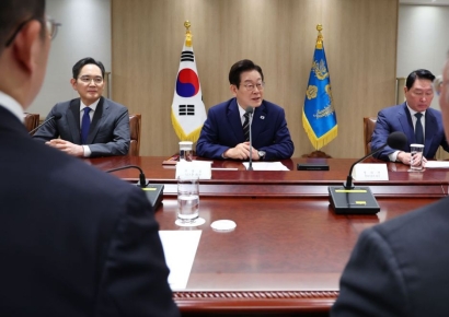 李대통령 만난 이재용 "5년간 매년 6만명 채용"…최태원 "용인에만 600조 투자"