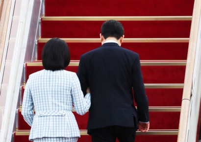 [포토] 공군1호기 오르는 이재명 대통령-김혜경 여사